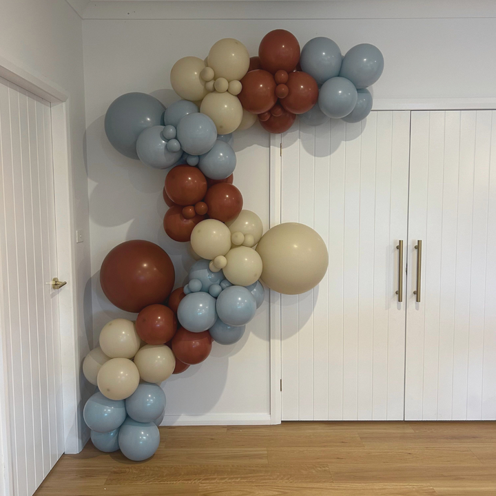 7. "Bear-y Cute" - DIY Balloon Garland Kit